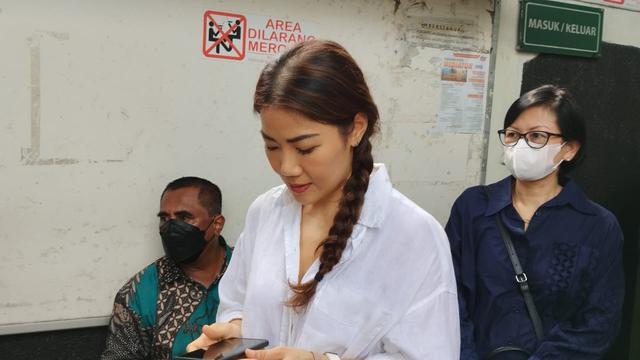 Inge Anugrah, istri Ari Wibowo (Liputan6.com/ M Altaf Jauhar)