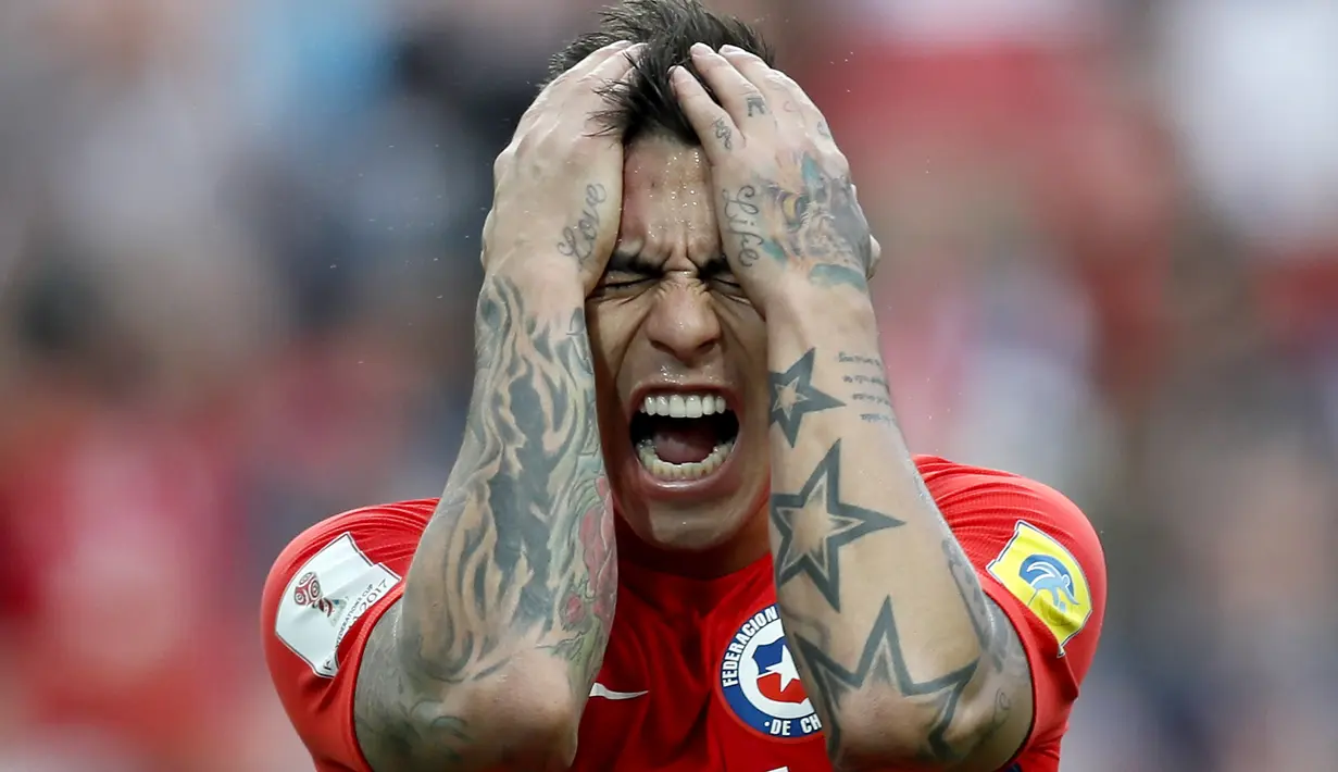 Stiker Cile,  Eduardo Vargas, tampak kecewa usai gagal mencetak gol ke gawang Australia pada laga Grup B Piala Konfederasi 2017 di Arena Otkrytiye, Moskow, Minggu (25/6/2017). Cile bermain imbang 1-1 dengan Australia. (EPA/Yuri Kochetkov)