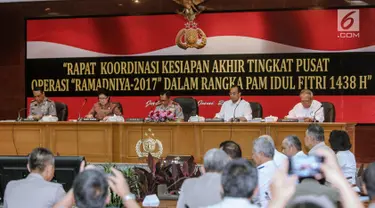 Kapolri Jenderal Tito Karnavian bersama beberapa kementerian menggelar rapat koordinasi kesiapan akhir tingkat pusat 'Operasi Ramadaniya 2017' di Mabes Polri, Senin (12/6). Rapat dalam rangka pengamanan mudik Lebaran 2017 (Liputan6.com/Faizal Fanani)