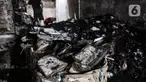 Pekerja membersihkan puing-puing buku yang terbakar di Toko Buku Setia Kawan, Senen, Jakarta, Rabu (14/10/2020). Pembakaran bekas gedung bioskop di kawasan Senen pada Kamis (8/10) oleh massa yang menolak UU Cipta Kerja juga berdampak pada ruko dan kios buku di sekitarnya. (merdeka.com/Iqbal Nugroho)