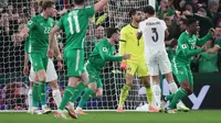 Troy Parrott merayakan golnya pada laga Irlandia melawan Portugal di Kualifikasi Piala Dunia 2026 zona Eropa - AP Photo/Peter Morrison