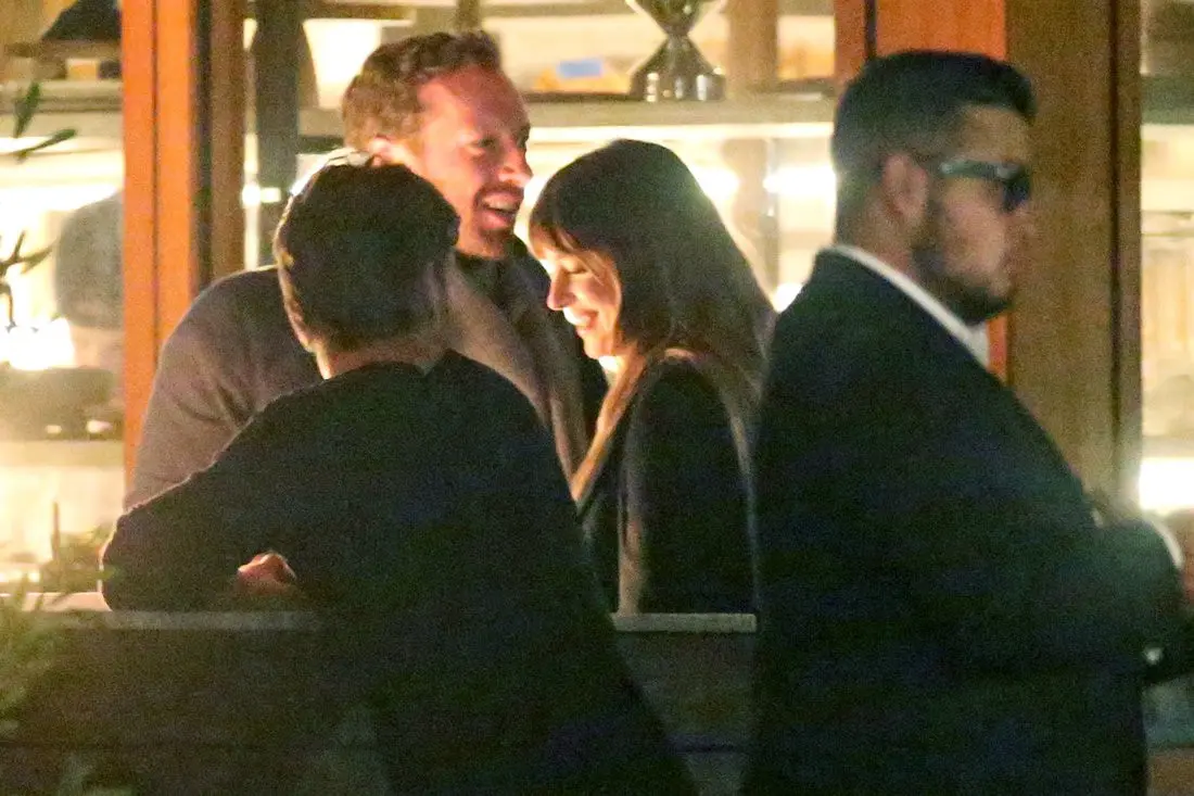 Vokalis Chris Martin dan aktris Fifty Shades of Grey, Dakota Johnson. (Jacson/Splash News/People.com)