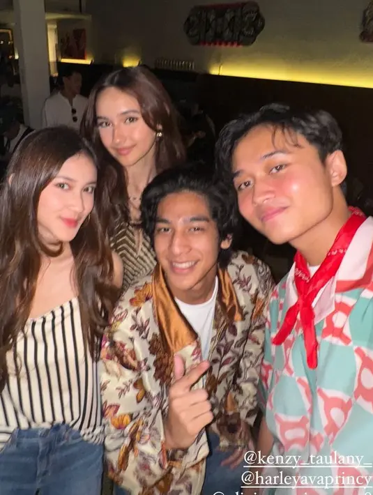Tengah dikabarkan dekat, Harleyava juga hadir mengenakan atasan spaghetti strap motif bergaris hitam putih dipadukan bawahan denim. [@rizwanfadillah.a.s]