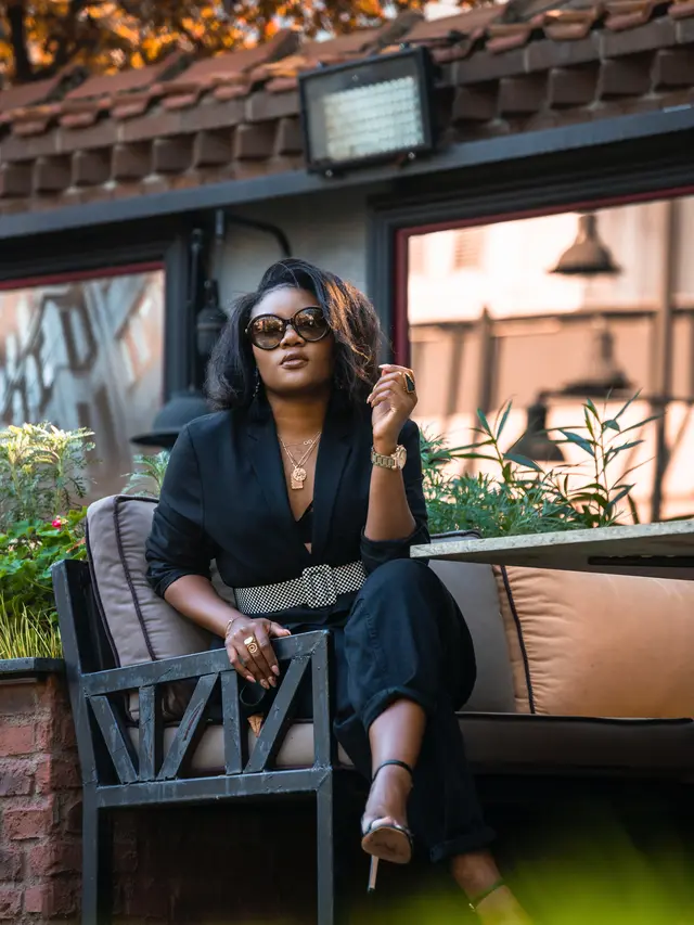 ilustrasi tips menggunakan pakaian serba hitam/Lokman Salan/pexels