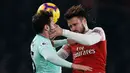 Duel udara bek Bournemouth, Adam Smith (kiri) dengan bek Arsenal Carl Jenkinson pada laga lanjutan Liga Inggris, 2018-19 pekan ke-28 di Emirates Stadium, Rabu (27/2). The Gunners menang dengan skor telak 5-1 atas Bournemouth. (Ian KINGTON/AFP)