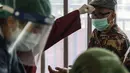 Petugas melakukan screening kepada warga lanjut usia (lansia) penerima vaksin COVID-19 di di RPTA Gajah Tunggal, Jakarta Barat, Rabu (21/4/2021). Sementara itu tercatat sebanyak 6.050.732 orang di antaranya telah menjalani vaksinasi dosis kedua atau bertambah 139.811 orang. (Liputan6.com/JohanTallo)