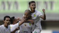 Pemain Persebaya Surabaya merayakan gol yang dicetak David Da Silva ke gawang Bhayangkara FC pada laga Shopee Liga 1 di Stadion Patriot Chandrabhaga, Bekasi, Sabtu (31/8). Persebaya menang 2-0 atas Bhayangkara. (Bola.com/Yoppy Renato)
