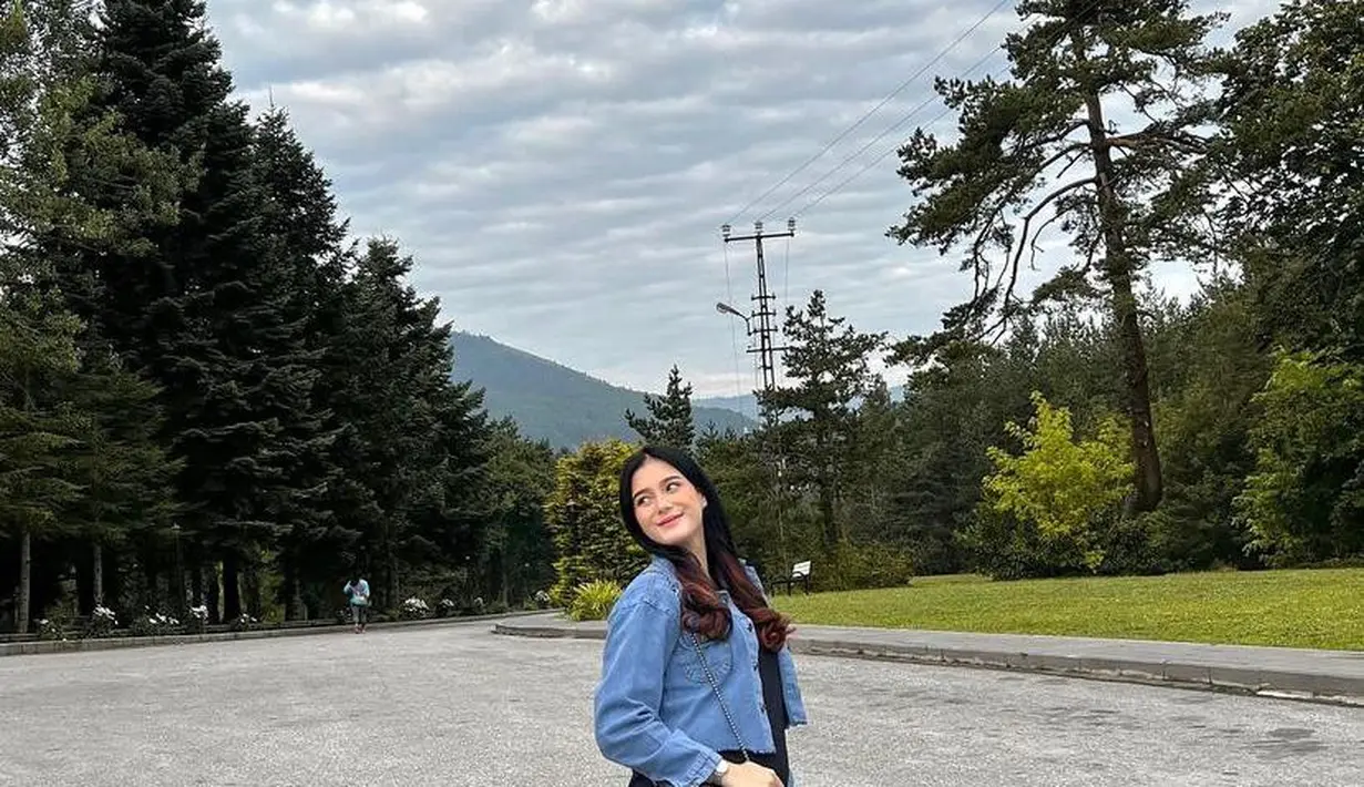 Walaupun menjadi bumil, tak mengurangi penampilan Yasmine untuk tetap tampil stylish dan kekinian. Seperti potret ini, ia tampil kece mengenakan midi dress hitam, jaket jeans dan heeled boots berwarna hitam. (Instagram/real_aditya1/yxsmine.ow).