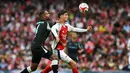 Gelandang Arsenal Kai Havertz berebut bola dengan bek Bayer Leverkusen Odilon Kossounou dalam duel pramusim 2024 di Emirates Stadium, Kamis (8/8/2024) dini hari WIB. (Glyn KIRK / AFP)