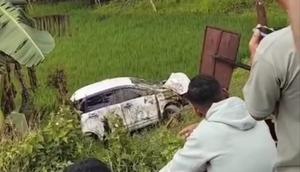 Kondisi mobil ringsek dan terpental ke sawah usai dihantam Kereta Api Argo Bro mo saat melintas di Grobogan. (Liputan6.com/Arief Pramono)