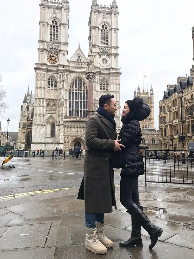 Sudah 9 Tahun Menikah, Ini 6 Potret Romantis Rianti Cartwright dan Suami