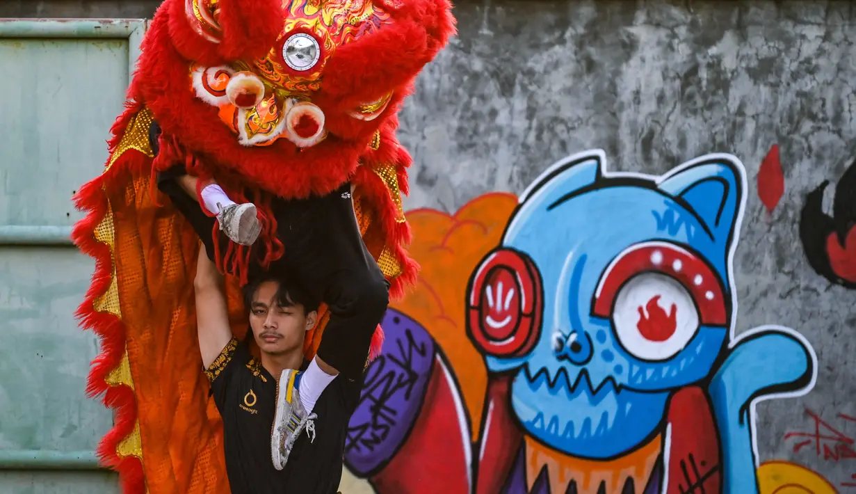 Pemain Barongsai mengikuti latihan persiapan menyambut perayaan Tahun Baru Imlek di Banda Aceh, Sabtu (21/1/2020). Perayaan Imlek tahun ini  jatuh pada hari Minggu, tanggal 22 Januari 2023.(Chaideer Mahyuddin/Agence France-Presse/AFP)