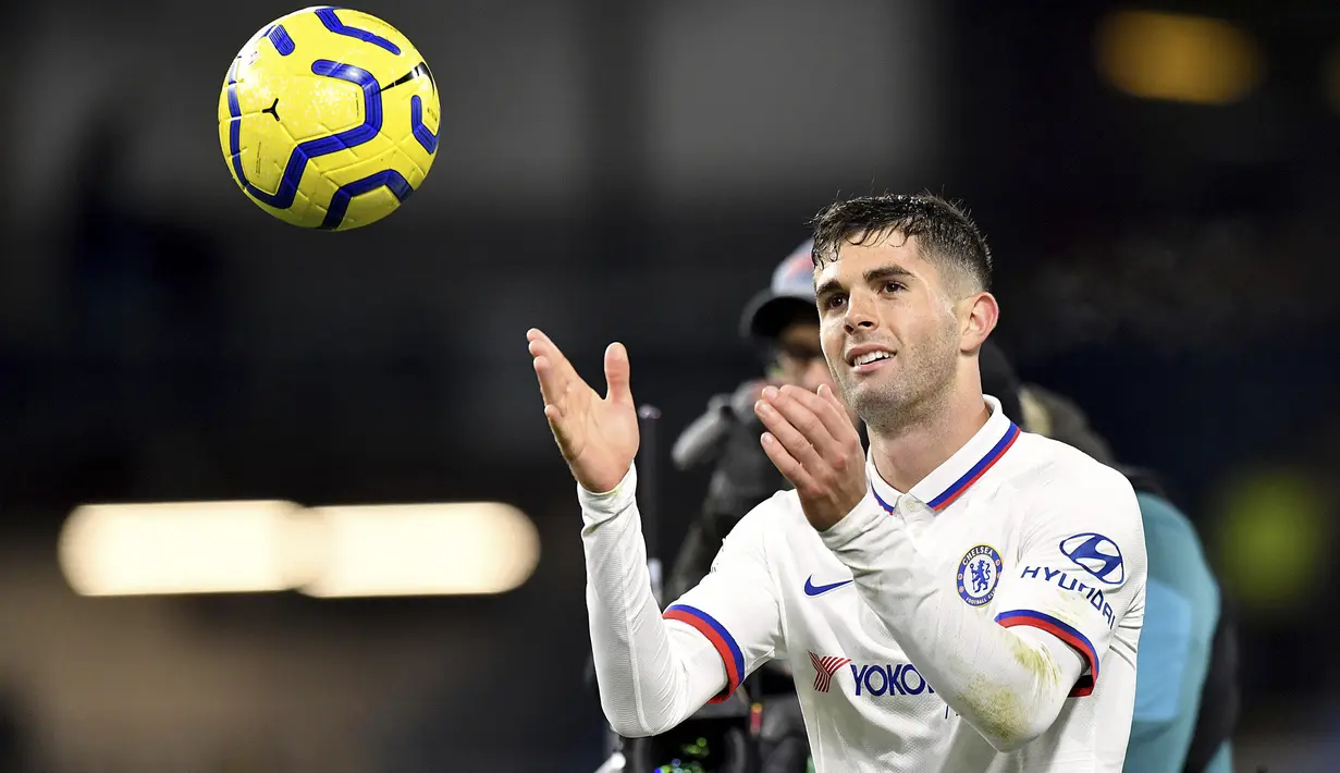 Gelandang Chelsea, Christian Pulisic, merayakan kemenangan atas Burnley pada laga Premier League di Stadion Turf Moor, Burnley, Sabtu (26/10). Burnley kalah 2-4 dari Chelsea. (AP/Anthony Devlin)