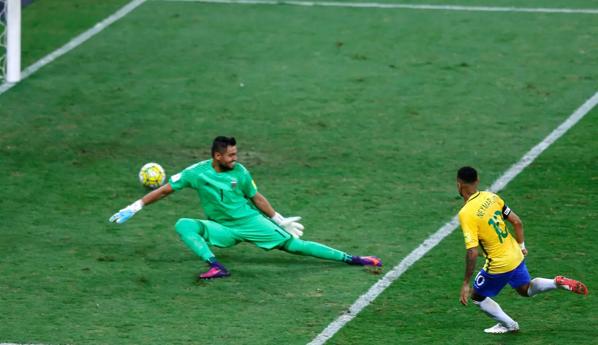 Aksi penyerang Brasil, Neymar berhasil membobol gawang kiper Sergio Romero saat pertandingan Kualifikasi Piala Dunia 2018, di stadion Mineirao, Belo Horizonte, Brasil (10/11). Brasil berhasil taklukan Argentina dengan skor 3-0. (Reuters/Ricardo Moraes)