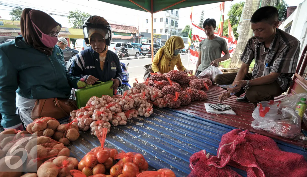 Warga berdatangan untuk membeli bawang merah, Jakarta, Rabu (10/8). Kementerian Pertanian menggelar pasar murah hasil tani di kawasan Pasar Minggu, Jakarta Selatan. (Liputan6.com/Yoppy Renato)
