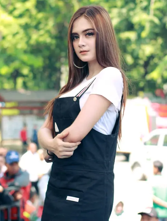 Gaya busana Irenne Ghea pun kerap curi perhatian netizen. Baik saat di panggung maupun dalam busana kasual hariannya. Ia pun selalu tampil memesona dan selalu tuai pujian dari para penggemarnya. (Liputan6.com/IG/irenneghea__reall)