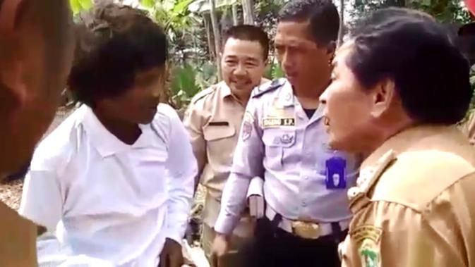 Tangkapan layar video Bupati Banjarnegara, Budhi Sarwono mengajak orang gangguan jiwa mengucap hamdalah dan istighfar. (Foto: Liputan6.com/Istimewa/Muhamad Ridlo)