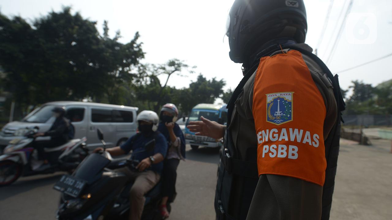 FOTO: Pelanggar Protokol Kesehatan Diberi Sanksi Menyapu