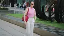 Pemilik nama lengkap Narova Morina Sinaga ini pun sering tampil cantik dengan busana kasual. Ketika berlibur ke Singapura, ia tampil kece dengan tanktop berwarna merah muda yang dipadukan dengan kulot putih.(Liputan6.com/IG/@therealmomogeisha)