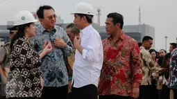 Presiden Jokowi (kedua kanan) berbincang bersama Gubernur DKI Jakarta Basuki Tjahaja Purnama (kedua kiri), Menko PMK Puan Maharani (kiri), Menteri Pertanian Amran Sulaiman di Pelabuhan Tanjung Priok, Jakarta, Jumat (11/12). (Liputan6.com/Faizal Fanani)