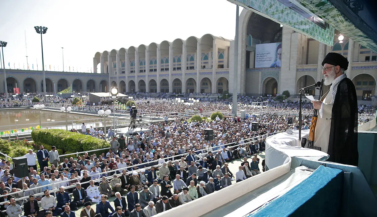 Pemimpin tertinggi Iran Ayatollah Ali Khamenei membawa senapan saat menyampaikan kutbah Idul Fitri di Imam Khomeini Mausoleum, Teheran, Rabu (5/6/2019). Khamenei mengecam kesepakatan Deal of The Century atas Israel-Palestina. (HO/Iranian Supreme Leader's Website/AFP)