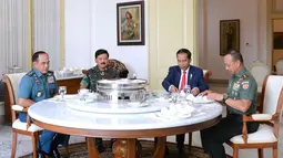 Presiden Joko Widodo (Jokowi) bersama Panglima TNI Marsekal TNI Hadi Tjahjanto (kedua kiri), KSAL Laksamana TNI Ade Supandi (kiri) dan KSAD Jenderal TNI Mulyono santap siang bersama di Ruang Keluarga Gedung Induk Istana BogorKamis (14/12). (dok. Setpres)