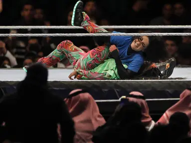 Juara Wanita Smackdown Downley bergulat dengan Naomi pada pertandingan WWE Super Showdown di Riyadh, Arab Saudi, Kamis (27/2/2020). Pemerintah Arab Saudi pada hari Kamis, 27 Februari 2020 resmi menghentikan sementara izin umrah bagi seluruh negara. (AP Photo/Amr Nabil)
