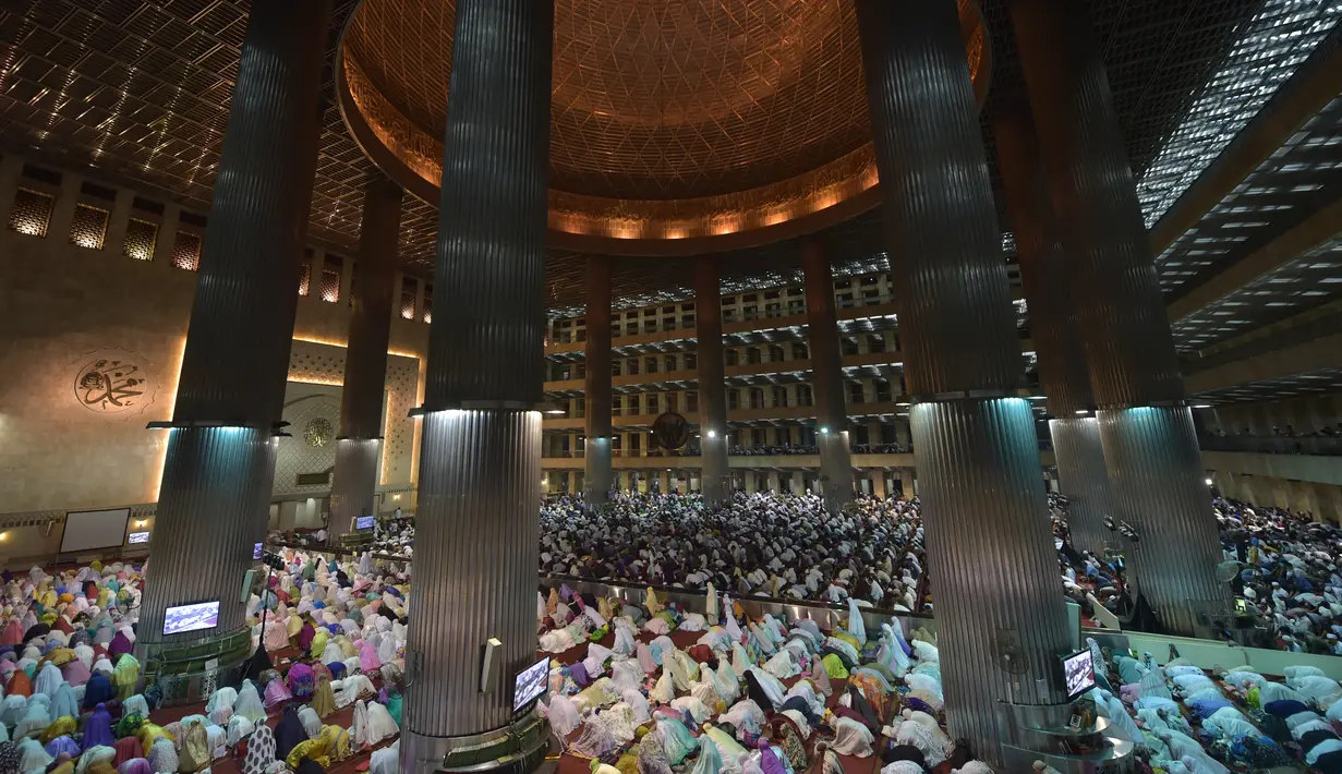 Umat muslim menjalankan Salat Tarawih pada bulan suci Ramadan di Masjid Istiqlal, Jakarta (16/05/2018) (Adek Berry / AFP)