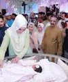 Rona bahagia pastinya tengah dirasakan Siti Nurhaliza dan Datuk Seri Khalid lantaran setelah 11 tahun akhirnya mereka dikaruniai seorang buah hati. Senin, 19 Maret 2018 Siti melahirkan bayi perempuan. (Instagram/ctdk)