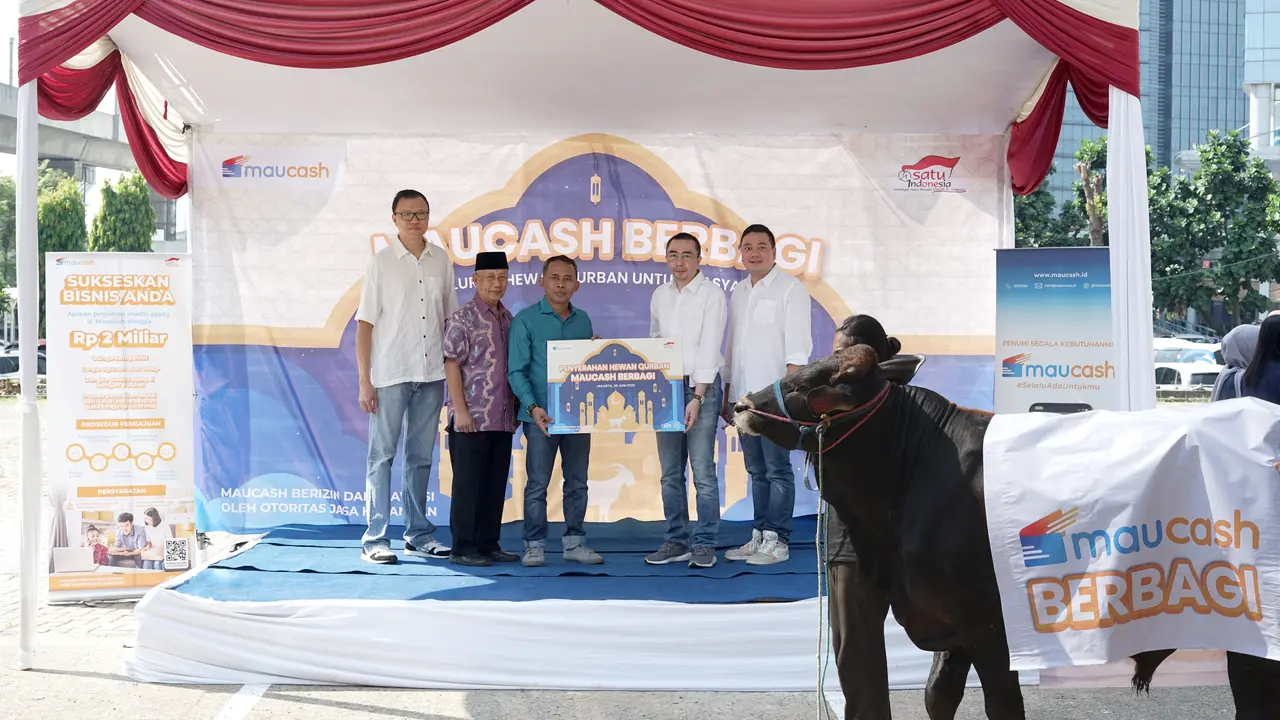 Maucash membagikan daging kurban kepada warga menyambut Idul Adha. (Istimewa)