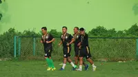 Djajang Nurdjaman (kiri) mewaspadai pemain lokal PS Tira saat menjamu PSMS Medan (Liputan6.com/Reza Efendi)