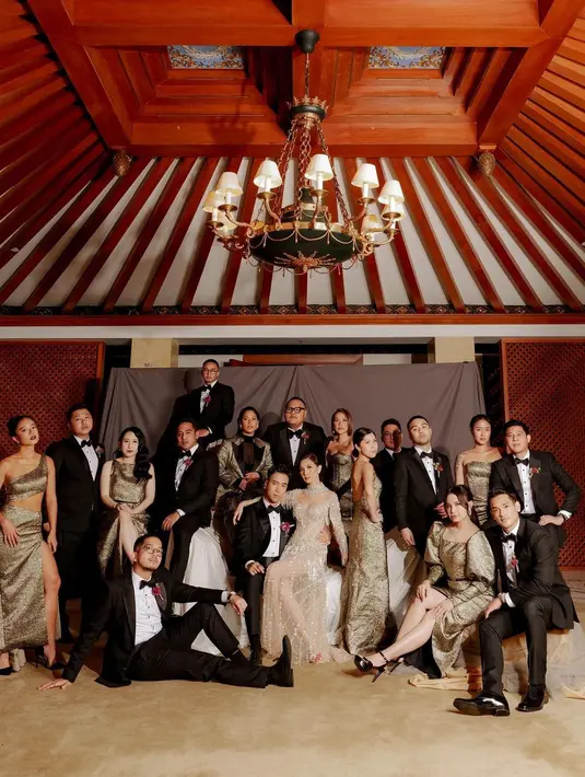 Vidi Aldiano merilis foto resmi Groomsmen & Groom’s Angels di resepsi pernikahannya pada 15 Januari 2022 di akun Instagramnya (Foto: Instagram @vidialdiano)