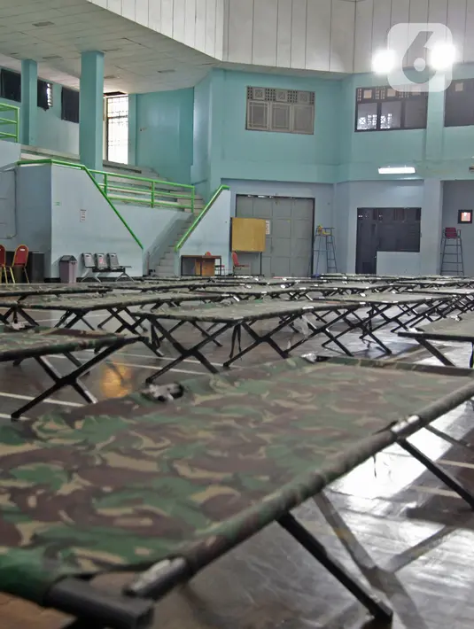 Kondisi tempat singgah sementara bagi warga yang baru kembali ke Jakarta di GOR Cipayung, Jakarta, Selasa (18/5/2021). GOR ini jadi tempat singgah bagi mereka yang tidak memiliki tempat layak untuk isolasi mandiri sambil menunggu hasil tes swab antigen/PCR. (Liputan6.com/Herman Zakharia)