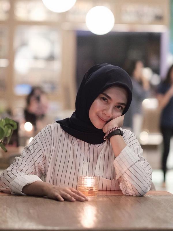 Hikma Nur Syafa atau akrab disebut Briptu Imah tetap terlihat memesona saat kenakan seragam atau tidak kenakan seragam. Kecantikan yang hakiki nih! (Liputan6.com/IG/hikmanursyaa)