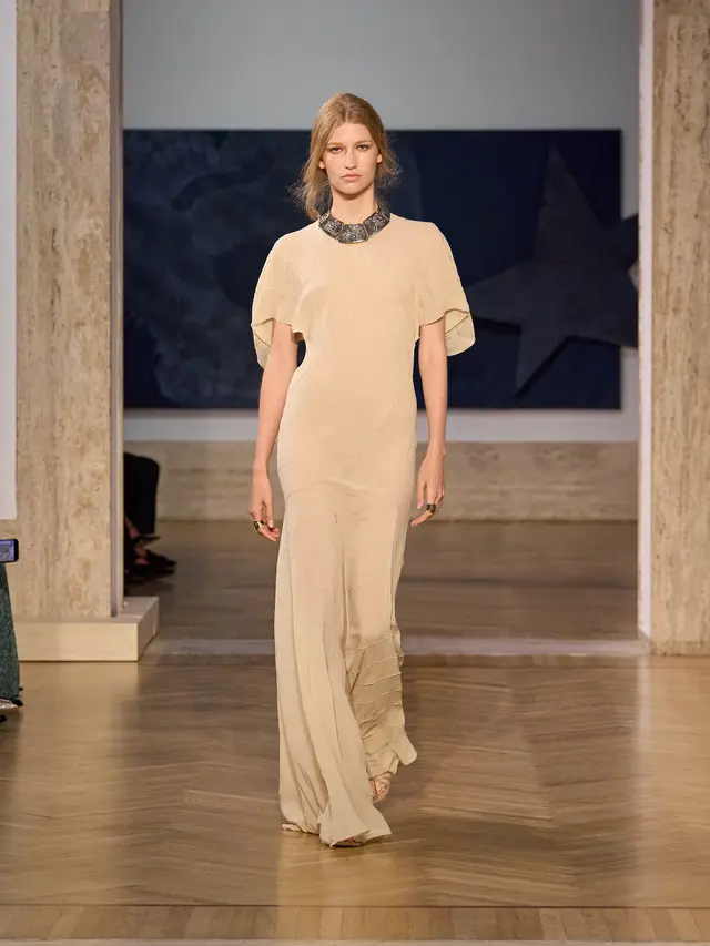 Debut Maria Grazia Chiuri di FENDI Couture, Angkat Sensualitas Lewat Siluet Mengalir
