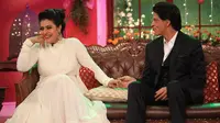 Kedekatan Kajol dan Shah Ruk Khan dalam sebuah variety show Comedy Nights With Kapil