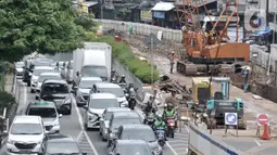 Sejumlah kendaraan terjebak kemacetan saat melintasi sekitar proyek Underpass Senen Extension di simpang Senen, Jakarta, Senin (3/2/2020). Proyek underpass yang menelan anggaran APBD DKI Jakarta mencapai Rp121,2 miliar ini ditargetkan rampung pada akhir Desember 2020. (merdeka.com/Iqbal Nugroho)