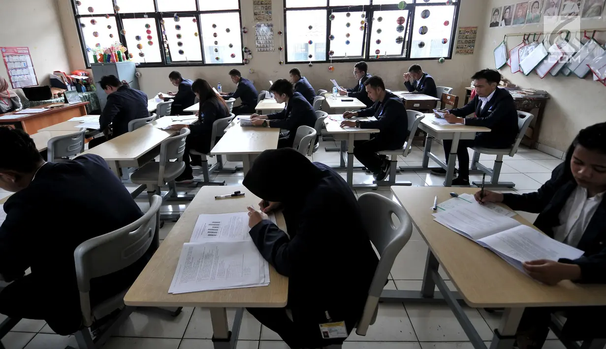 Para peserta mengerjakan soal Ujian Sekolah Berbasis Komputer (USBK) Paket C di Gedung SDN 03 Sumur Batu, Kemayoran, Jakarta, Kamis (21/3). Peserta USBK Paket C ini berasal dari PKBM 01, 29, Taman Siswa, dan Global Mandiri. (merdeka.com/Iqbal Nugroho)