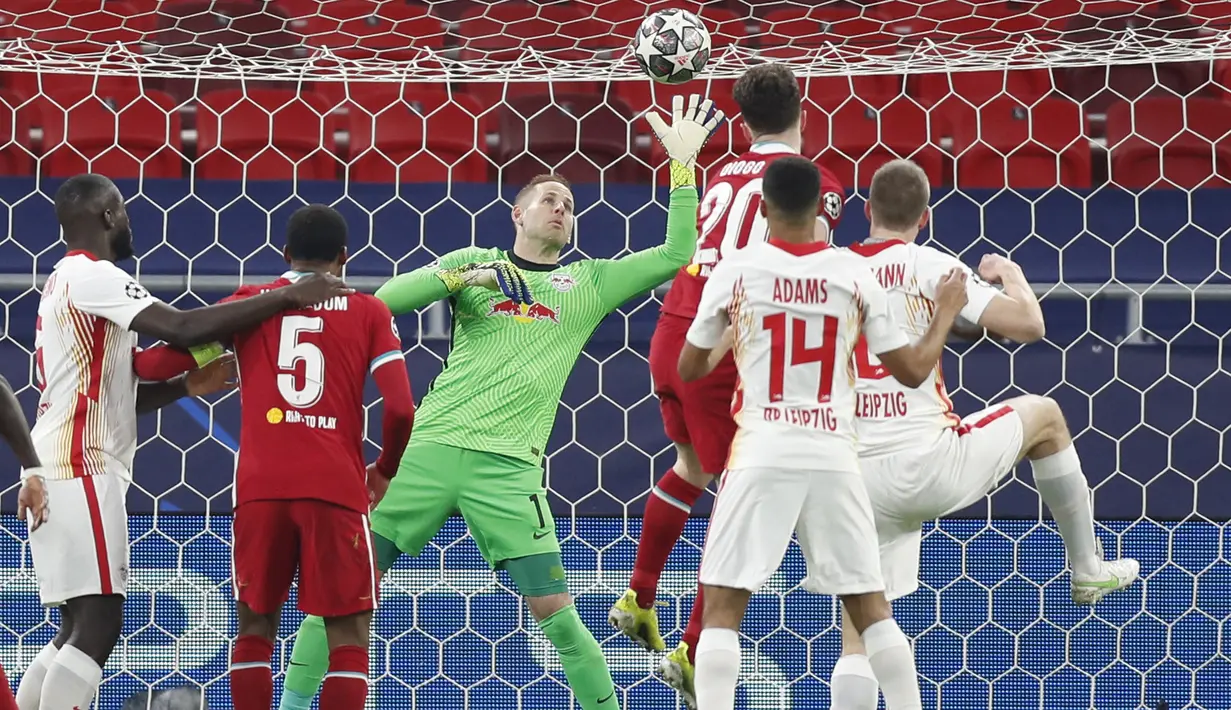 Kiper RB Leipzig, Peter Gulacsi, menepis bola saat melawan Liverpool pada laga Liga Champions di Puskas Arena, Kamis (11/3/2021). Liverpool menang dengan skor 2-0. (AP/Laszlo Balogh)