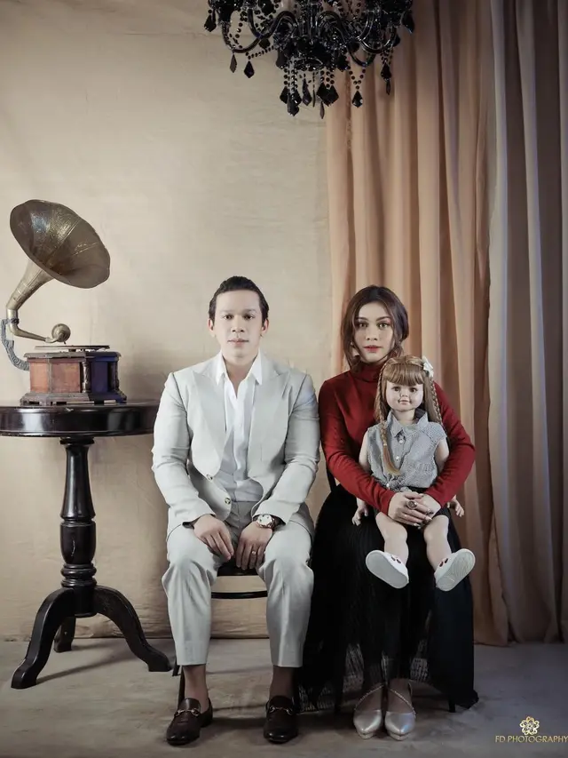 5 Gaya Pemotretan Terbaru Jordi Onsu dan Frislly Herlind, Bak Prewedding