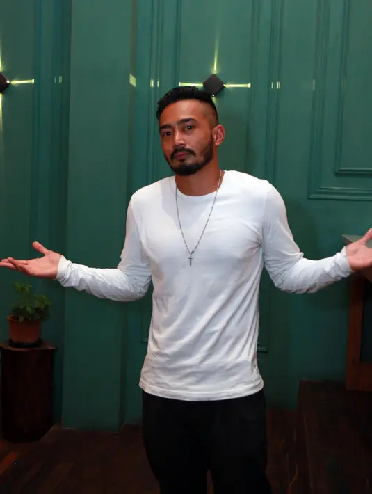 Yama bersyukur tidak menduda untuk yang kedua kalinya. Meski demikian, Yama mengaku sering lupa memberikan perhatian pada istrinya. Hal itu yang sering kali membuat ia sering kena komplain istrinya. (Nurwahyunan/Bintang.com)