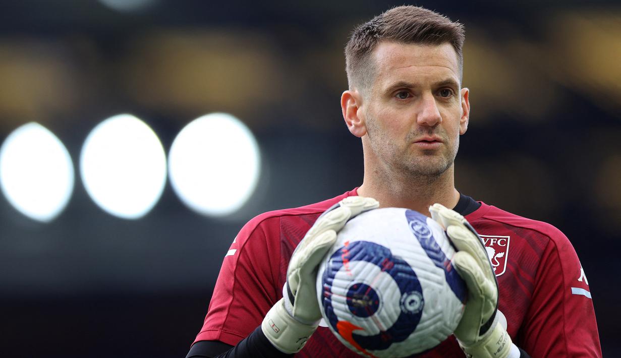 Tom Heaton. Kiper Inggris berusia 35 tahun ini kembali ke Manchester United, klub akademinya saat di awal karier, dan sempat memperkuat tim under-17 Setan Merah. Ia sempat dipinjamkan ke beberapa klub dan terakhir bermain dua musim di Aston Villa. (Foto: AFP/Pool/Naomi Baker)