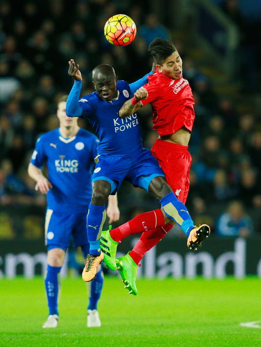 Penyerang Liverpool, Firmino (kanan) berebut bola udara dengan gelandang Leicester, N'golo Kante pada lanjutan liga Inggris di King Power Stadium, Leicester, (3/2/2016). Leicester menang atas Liverpool dengan skor 2-0. (Reuters/Jason Cairnduff)