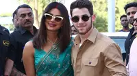 Priyanka Chopra dan Nick Jonas meninggalkan Jodhpur, India, setelah melakukan prosesi pernikahan, 3 Desember 2018. (AFP/Asnida Riani)