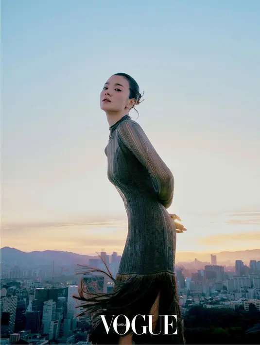 Gaya elegan Song Hye Kyo bisa jadi alternatif menawan bagi kamu yang ingin tampil elegan dan feminin dengan nuansa army.