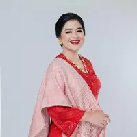 Kahiyang Ayu tampil bold dengan kebaya merah berpayet. Makeup bold dengan lipstik merah sempurnakan tampilan elegannya [@ayangkahiyang]