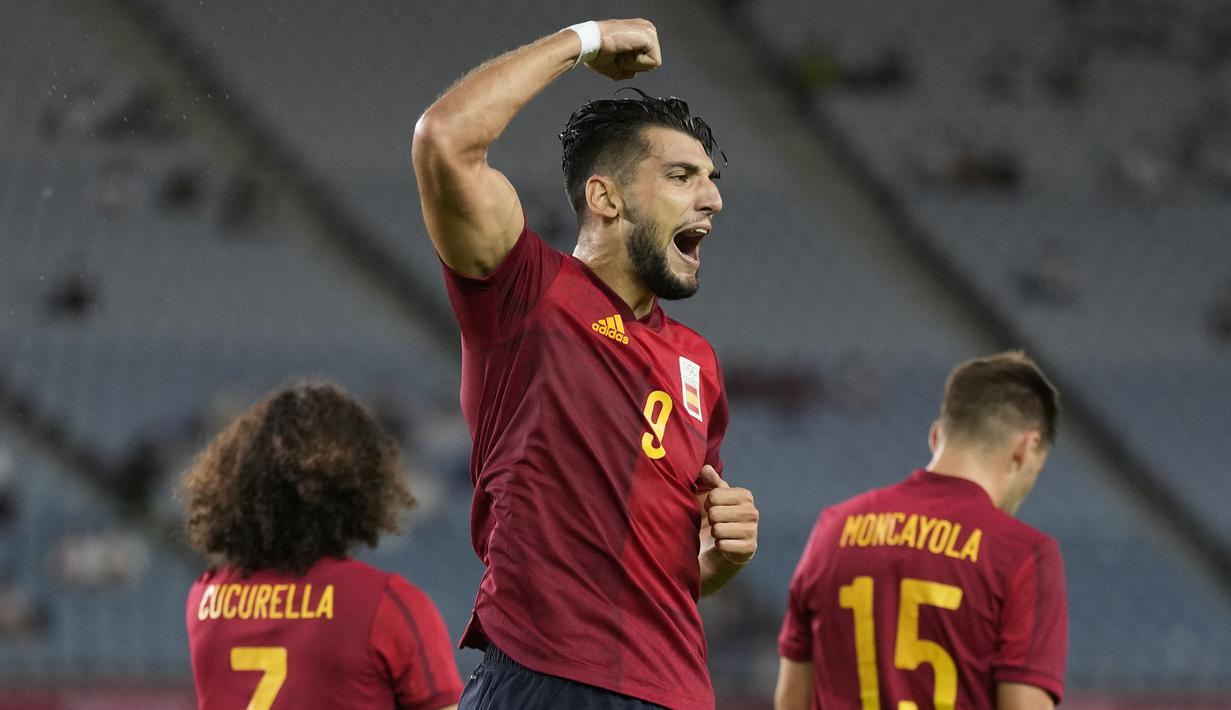Rafa Mir. Striker Spanyol berusia 24 tahun ini mengoleksi 3 gol dan mampu membawa timnya merebut medali perak usai kalah 1-2 atas Brasil di partai final. Ketiga golnya dicetak saat menang 5-2 atas Pantai Gading di perempatfinal. (Foto: AP/Martin Mejia)