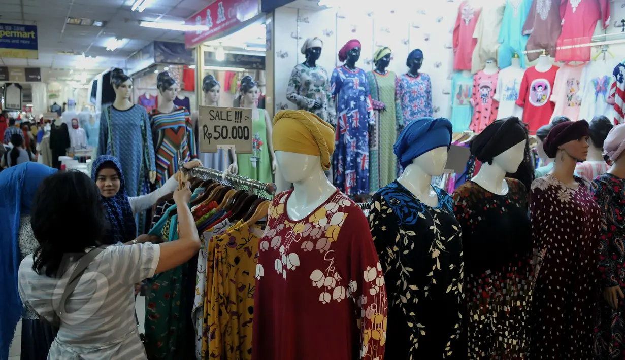 Sejumlah pedagang memberikan diskon untuk menarik minat pembeli di salah satu pusat perbelanjaan di Jakarta, Rabu (3/6/2015). Jelang memasuki bulan suci Ramadan, warga mulai ramai berburu busana muslim. (Liputan6.com/Johan Tallo)