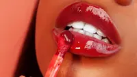 Cherry Cola Lips, Tren Makeup Bibir dengan Sentuhan Cokelat dan Merah Berry