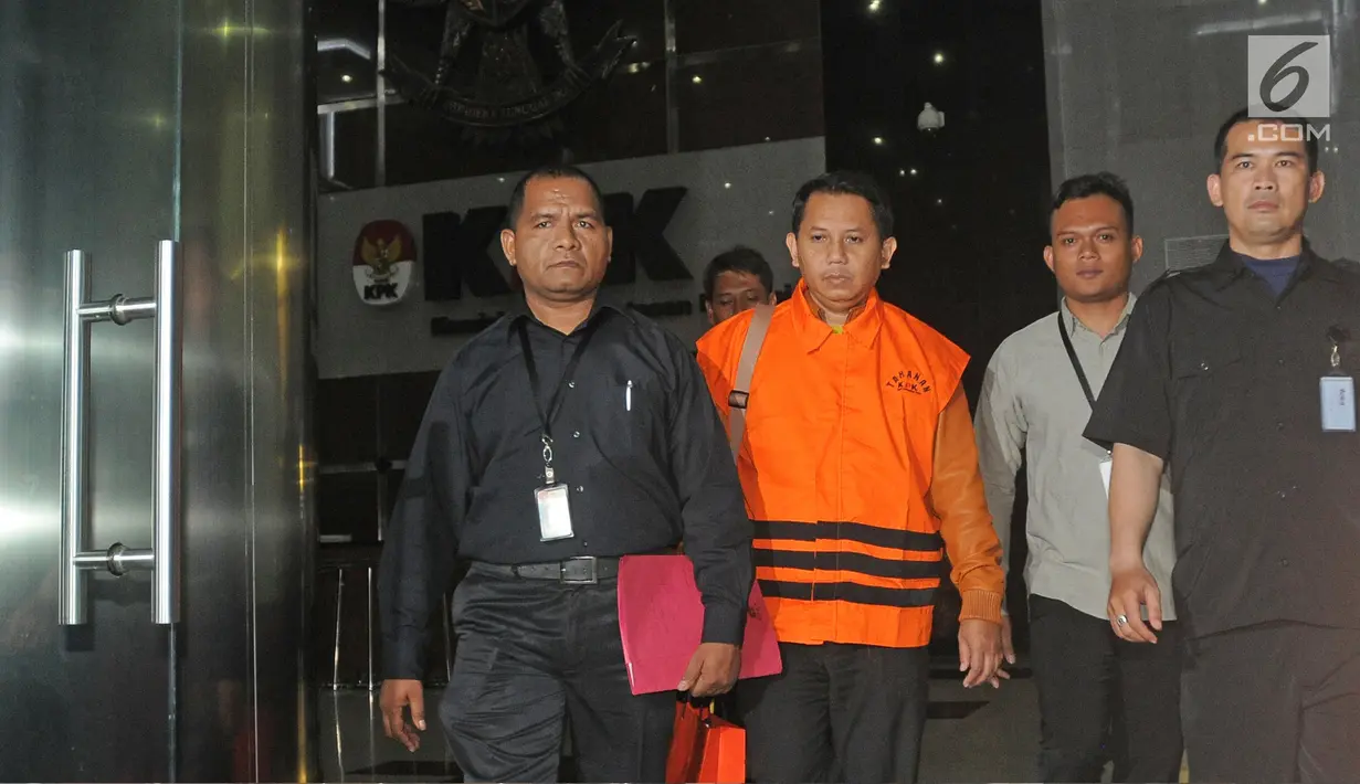 Kabid Perizinan DPM PTSP Pemkab Subang, Asep Santika meninggalkan Gedung KPK seusai pemeriksaan, Jakarta, Kamis (15/2). Asep ditetapkan sebagai tersangka kasus suap terkait pengurusan perizinan di lingkungan Pemkab Subang. (Liputan6.com/Herman Zakharia)